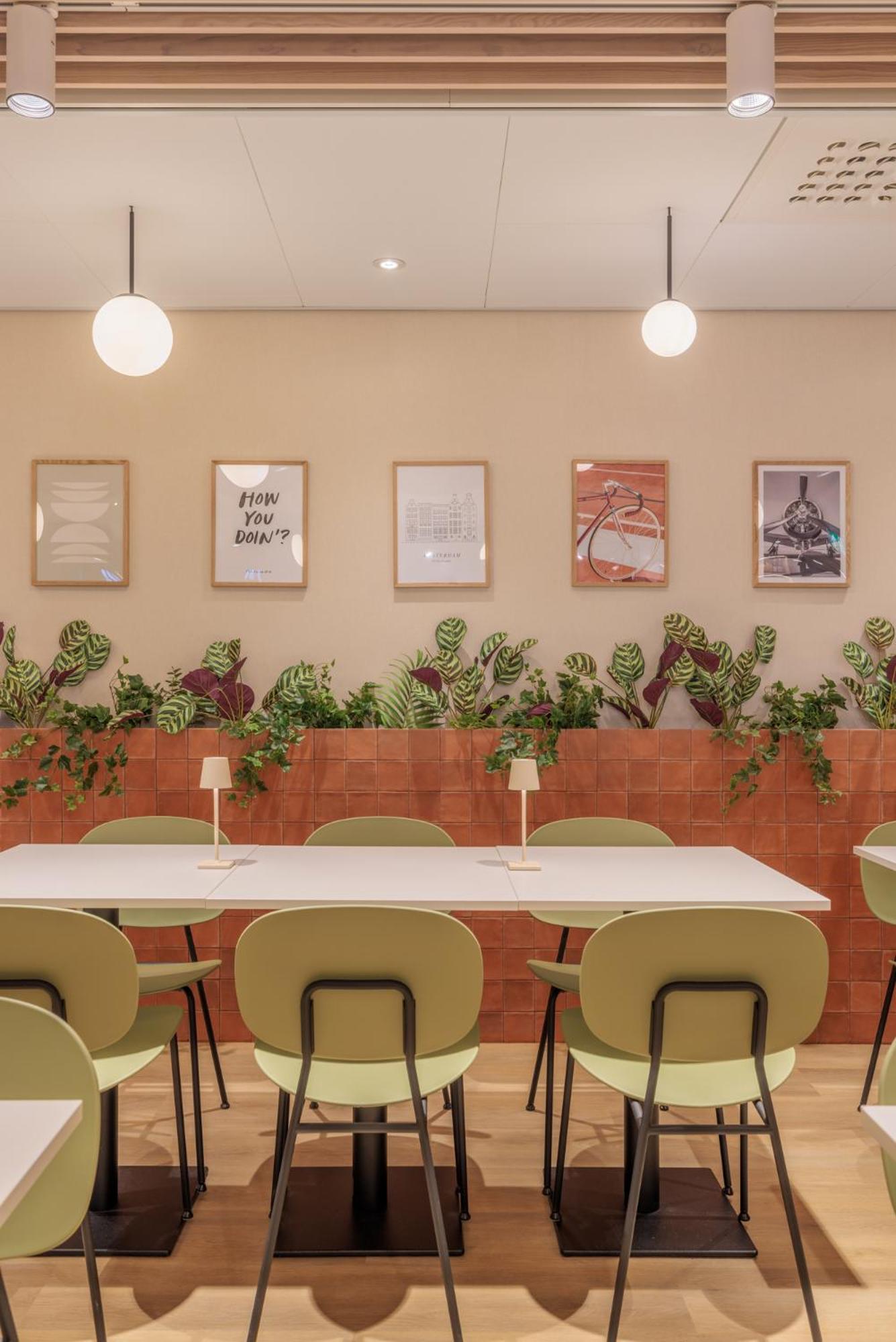 Maxhotel Amsterdam Airport Schiphol - Recently Renovated Hoofddorp