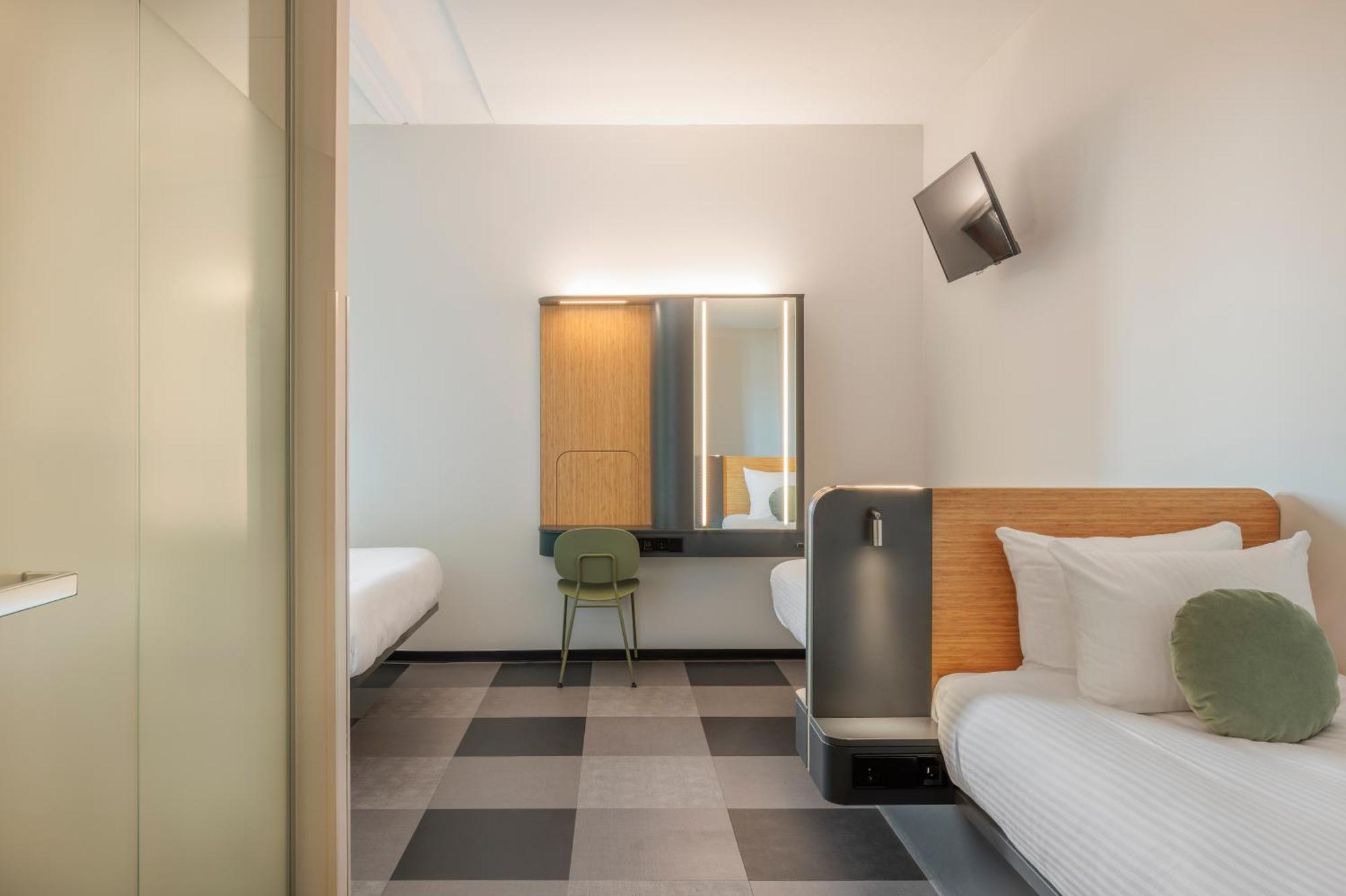 Maxhotel Amsterdam Airport Schiphol - Recently Renovated Hotel